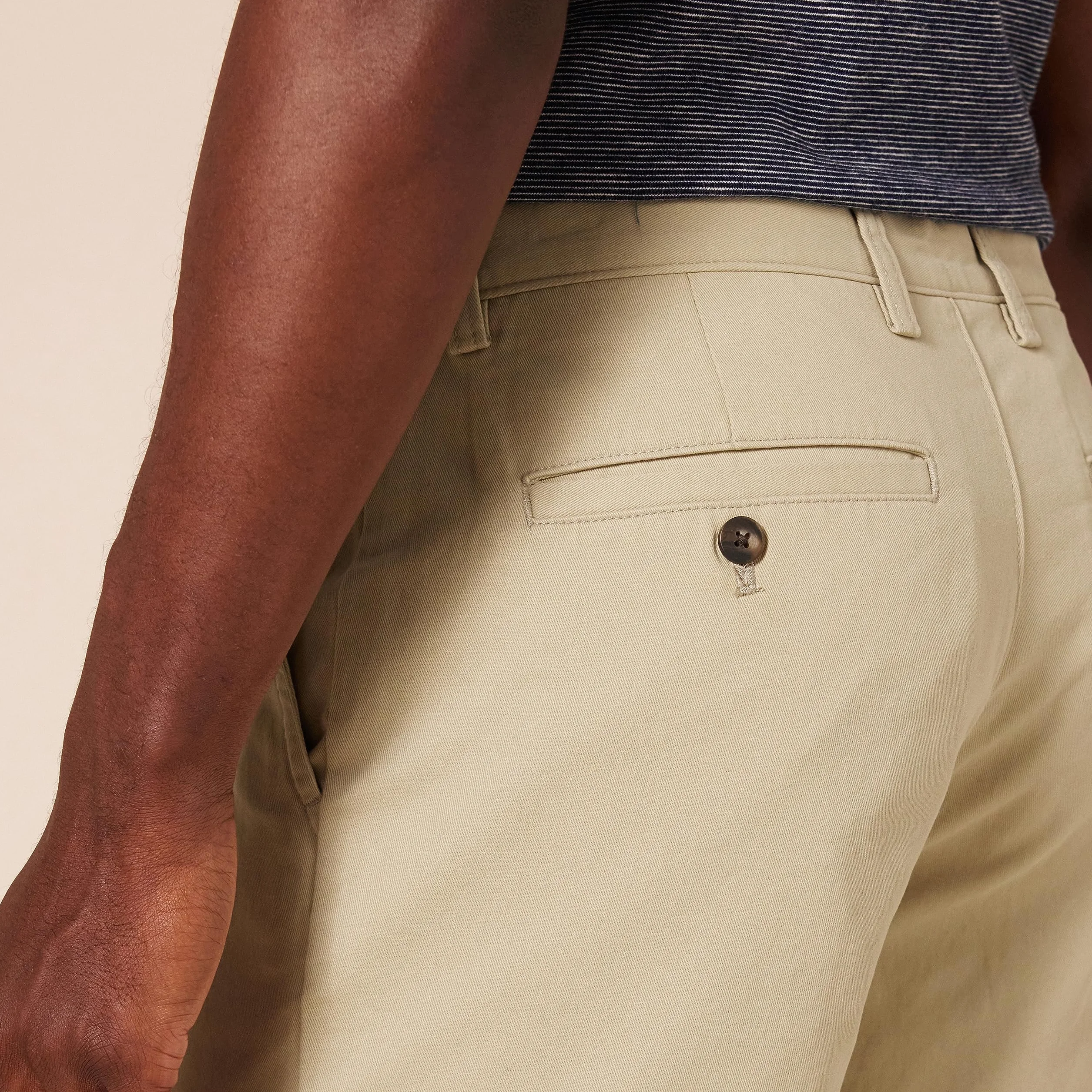 Amazon Essentials Pantalones Cortos Chinos de Corte Ajustado de 23cm Hombre