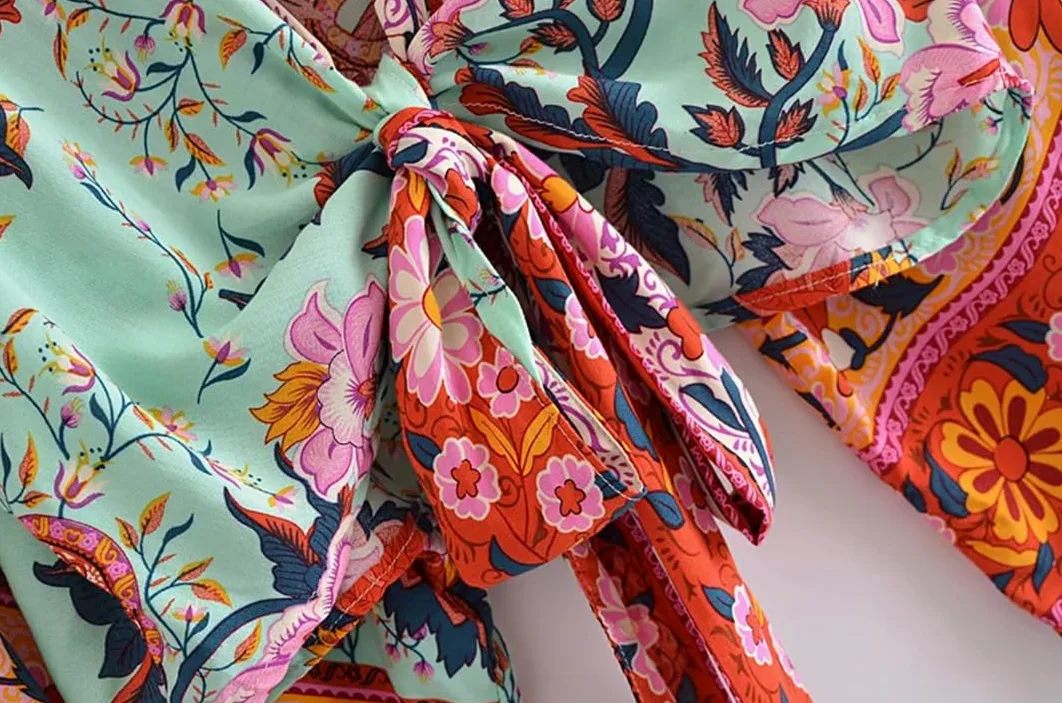 Kimono corto con estampado floral para mujer, cuello en V, mangas murciélago, bata bohemia para cubrir el bikini
