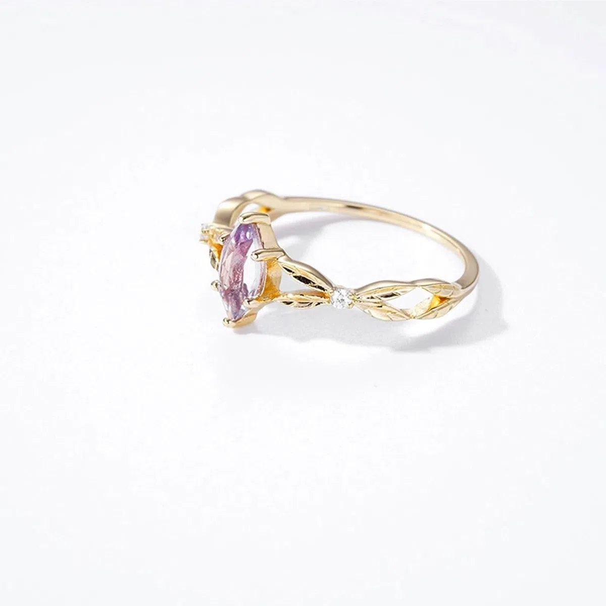 Anillo de boda de oro amarillo Au 375/585/750 con amatista marquesa en 6 garras