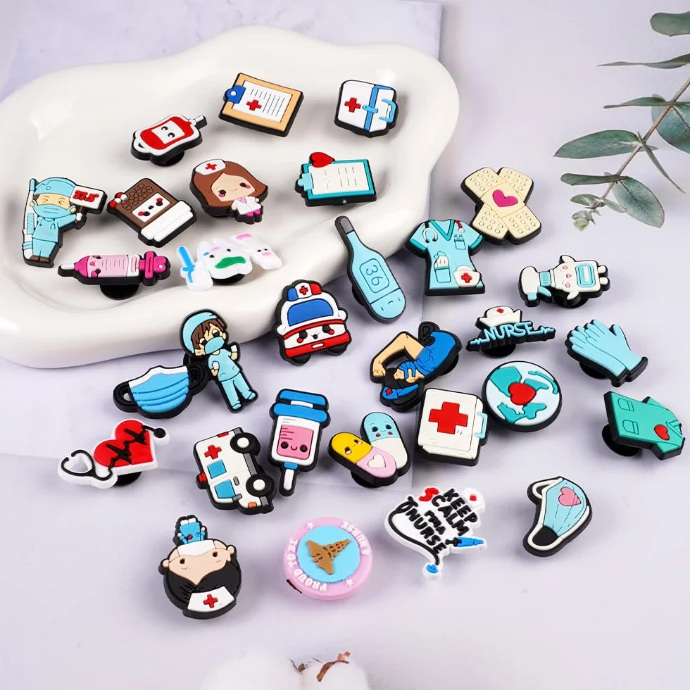 50 Piezas Adornos para Zapatos Enfermera Pins para Crocs, Charms Adornos para Zapatos, Decoración de Zapatos de Dibujos Animados, Shoe Charms de PVC, para Médicos Enfermeras Niños Adultos Niñas