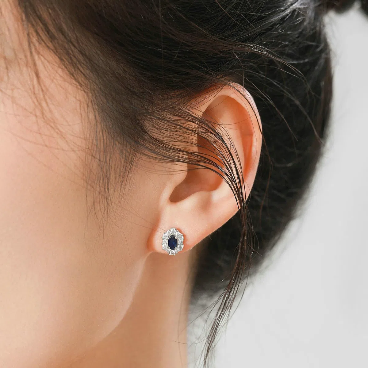 Pendientes de platino para mujer, diseño de flor con zafiro ovalado y moissanita, hipoalergénicos, para bodas