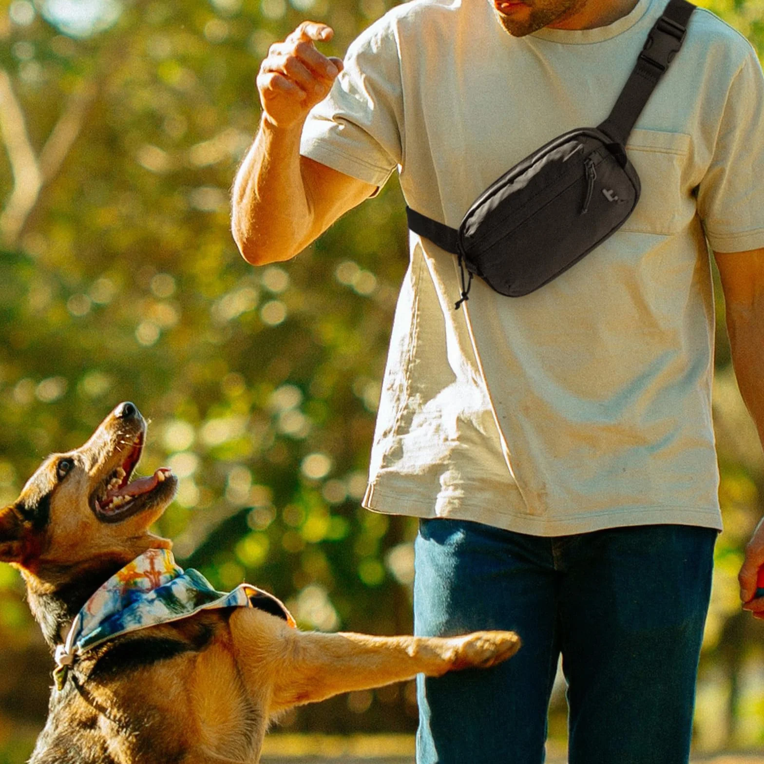 tomtoc 1,5 L Bolso Bandolera Sling Bag con Protección RFID, Riñonera Antirrobo Bolso Cruzado/Pecho Crossbody para Hombre y Mujer, Ligero y Resistente a Salpicaduras para Viajes y Uso Diario, Negra