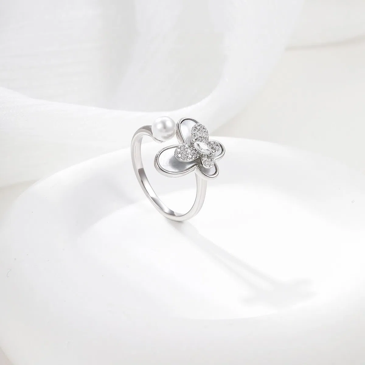 Par de anillos de oro blanco Au 375/585/750 con perla, forma de mariposa