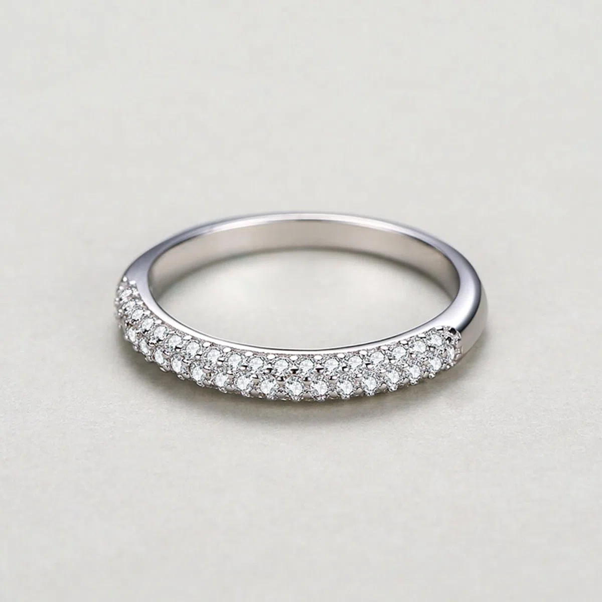 Memoire Anillo de bisutería apilable con diseño de doble fila con moissanita, oro blanco y platino, talla 49 (15,6)