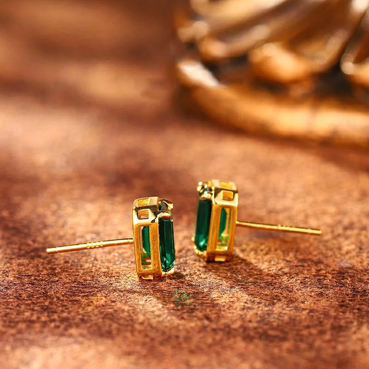 Pendientes de tuerca únicos para mujer, aretes medianos para mujer, solitario con esmeralda creada en laboratorio de 2 quilates, oro amarillo de 18 quilates