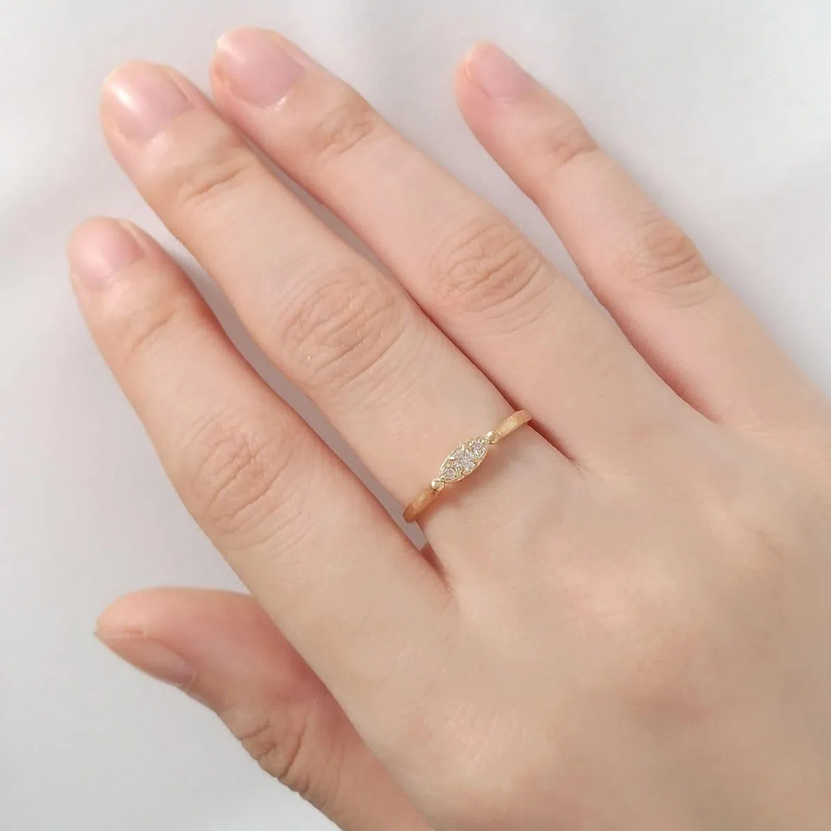 Anillo de boda de oro amarillo mate de 9 quilates, 14 quilates y 18 quilates con cristal redondo y moissanita