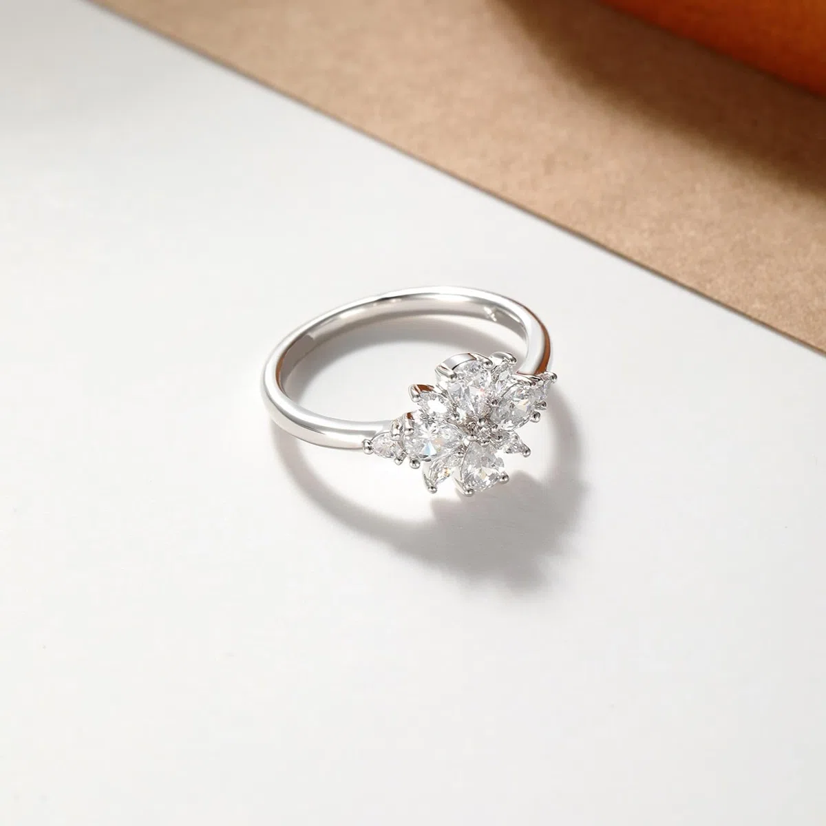 Anillo de compromiso de oro blanco de 18 quilates 750 con gotas de moissanita y forma de flor