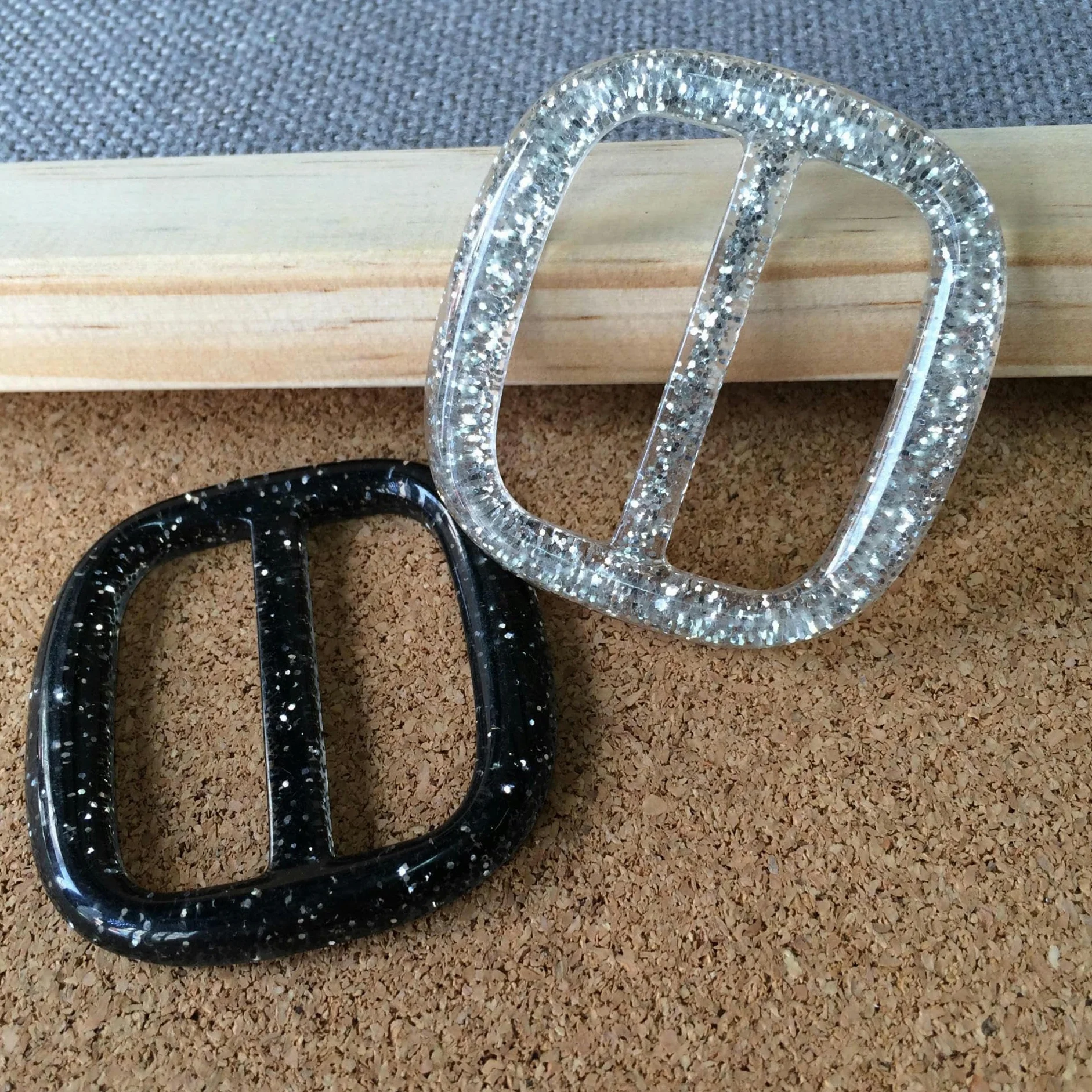 MSTZA Interior 30/40/50 mm 10 Piezas Flor Blanca Jade Resina Hebilla de cinturón Bufanda de Seda Anillo Clip Hebilla de Cintura Camiseta Clips de Corbata para Mujer Bolsa de Tela DIY