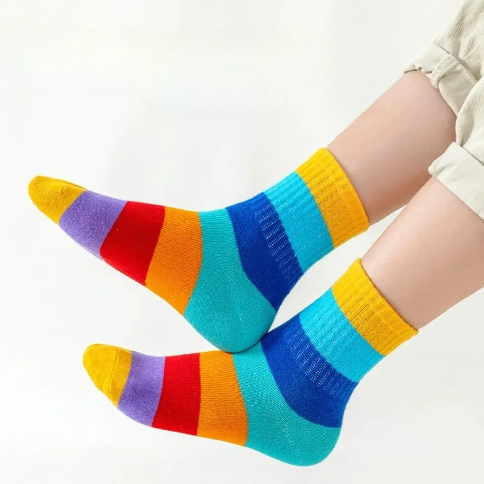 AKAMAS 5 pares de calcetines de ocio a rayas coloridos para niños y niñas, calcetines deportivos con patrón de rayas de arco iris para niños