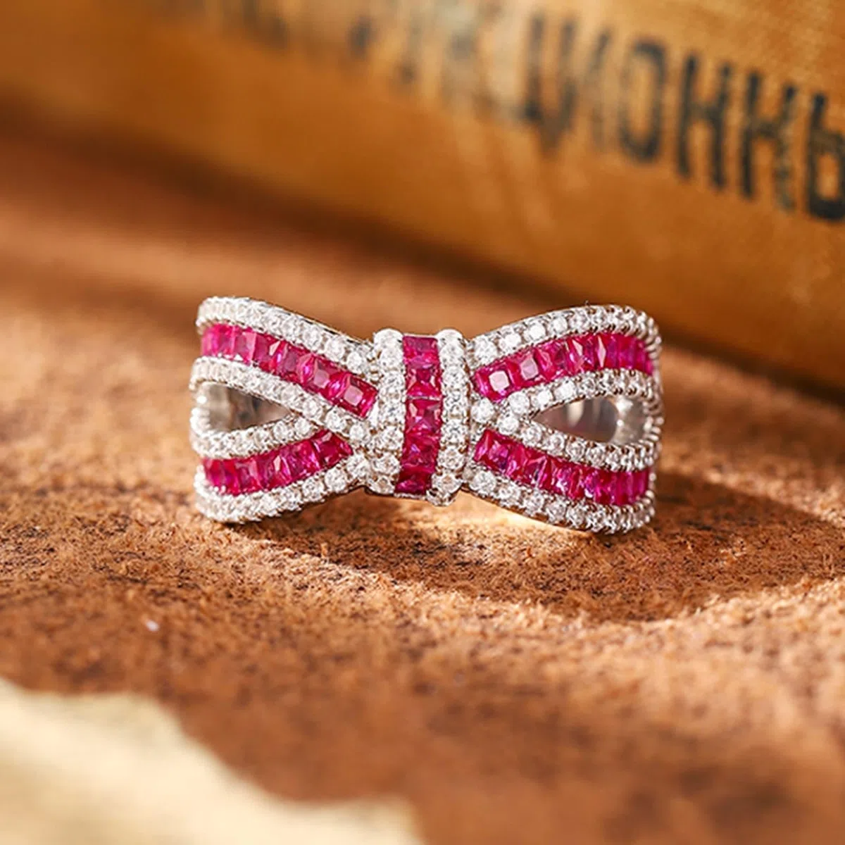 Anillo de Boda Anillos Mujer Boda Oro Blanco de 9 Quilates, 14 Quilates Y 18 Quilates Diseño de Nudo de Lazo con Rubí de Laboratorio Cuadrado de 0,06 CT Y Moissanita Redonda Talla 8 Popular Para