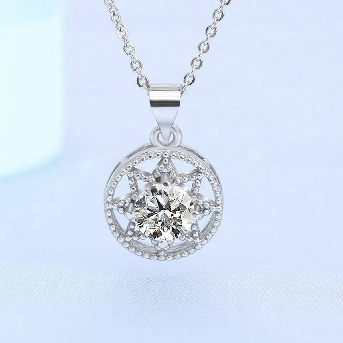 KnBoB Collar para mujer de oro blanco 375 de 9 quilates, diseño de flor hueca, 1 ct, redondo, cadena de diamante con colgante de 40 + 5 cm