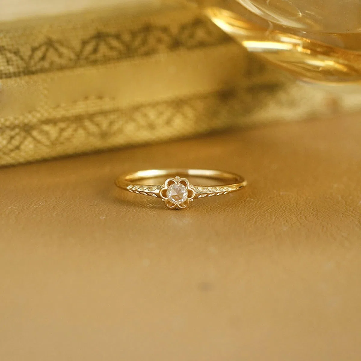 Au 375/585/750 - Anillo de compromiso de oro con moissanita y flores