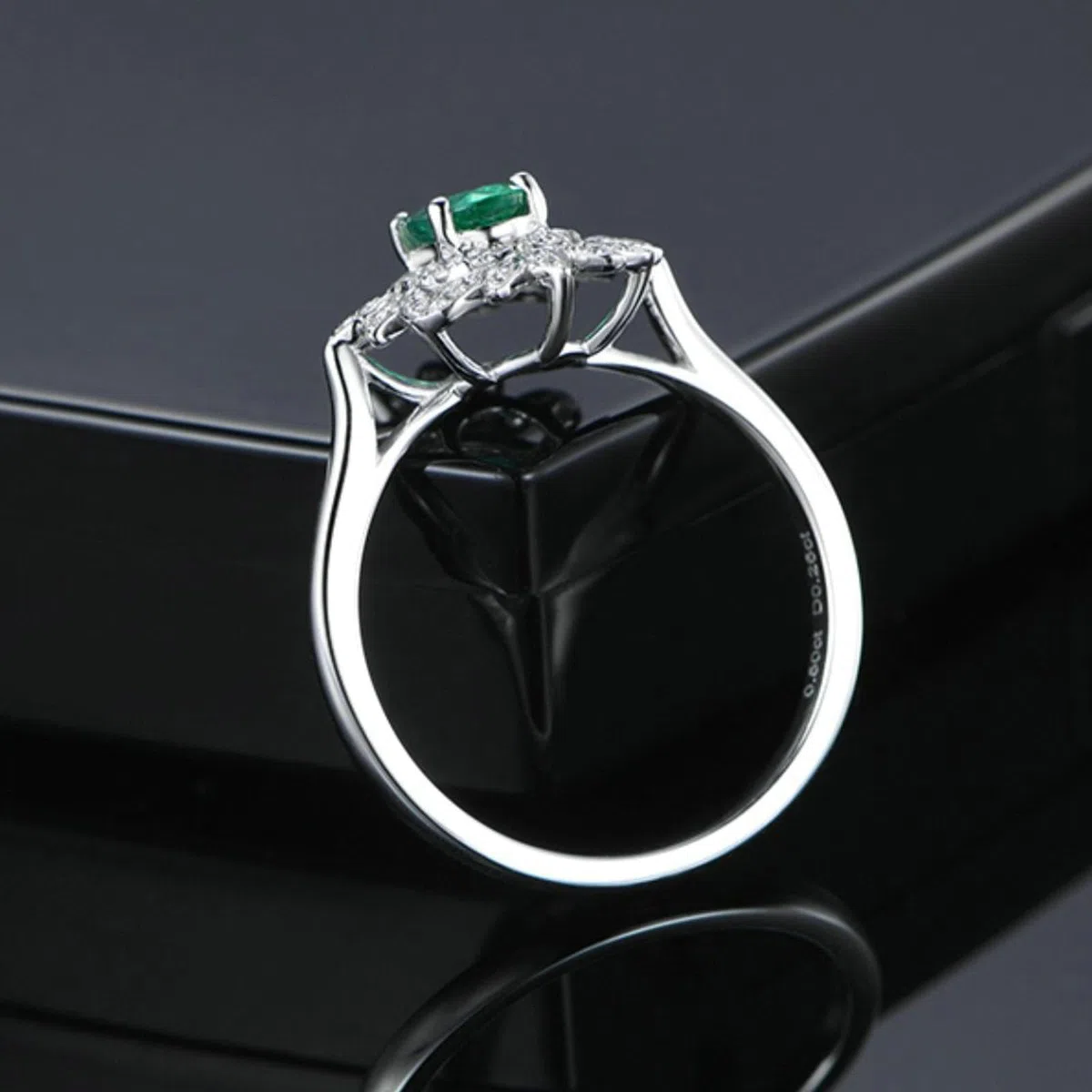 Anillo de compromiso para mujer de platino, anillos de promesa de boda, flores con esmeralda ovalada de 0,5 quilates y moissanita de 0,26 quilates, tamaño H 1/2-V 1/2