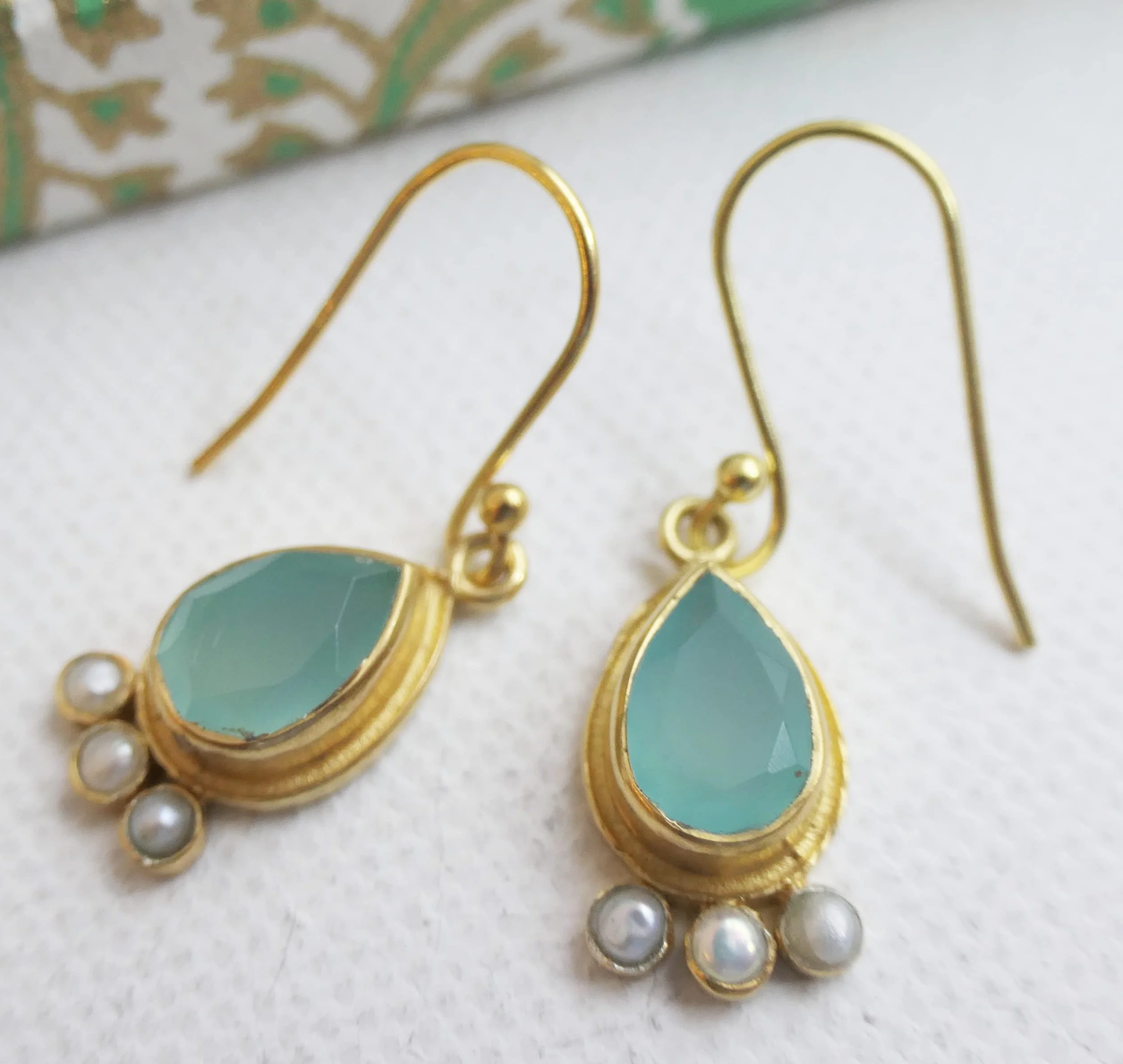 Pendientes de Plata de Ley 925 con Baño de Oro de Calcedonia Aqua y Perla de Agua Dulce