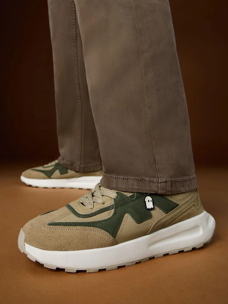 The Souled Store Souled: Olive Grove - Tenis bajos para hombre y niño, color marrón y verde de gamuza de primera calidad con malla transpirable, entresuela acolchada de EVA y suela flexible
