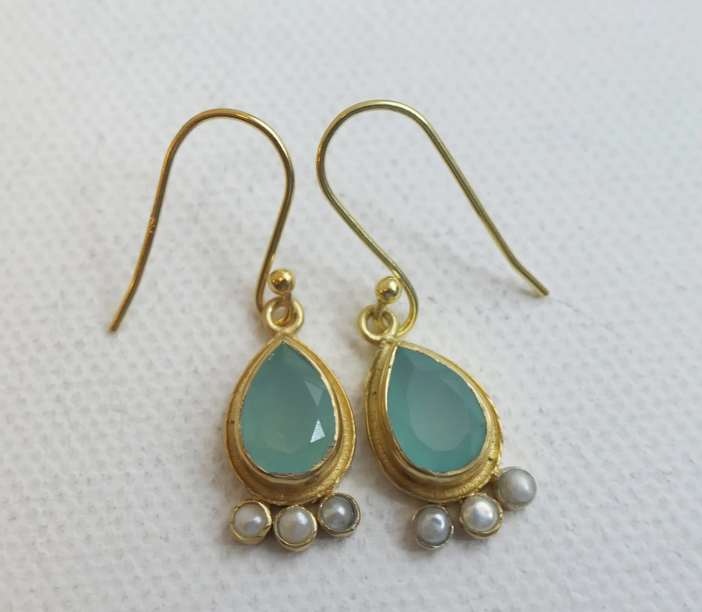Pendientes de Plata de Ley 925 con Baño de Oro de Calcedonia Aqua y Perla de Agua Dulce