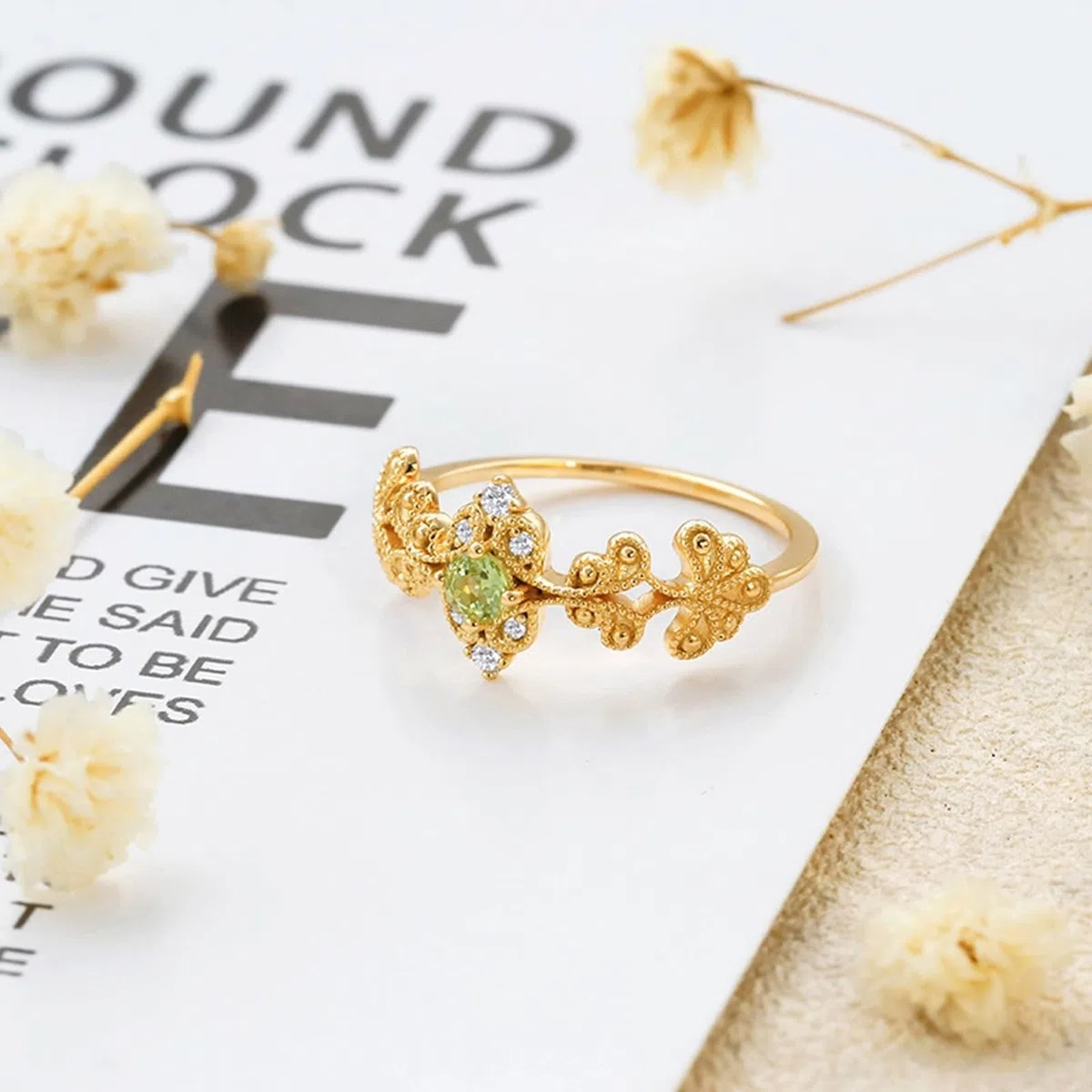 Par de anillos de oro 9 K/14 K/18 K con verde peridoto, flores en forma de vid