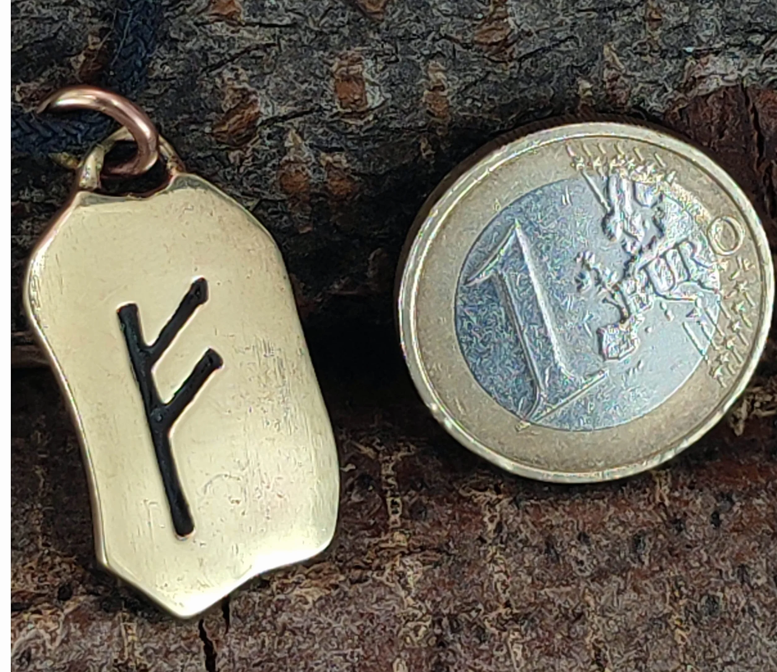 Kiss of Leather Colgante Fehu runas de bronce n° 87, Bronce