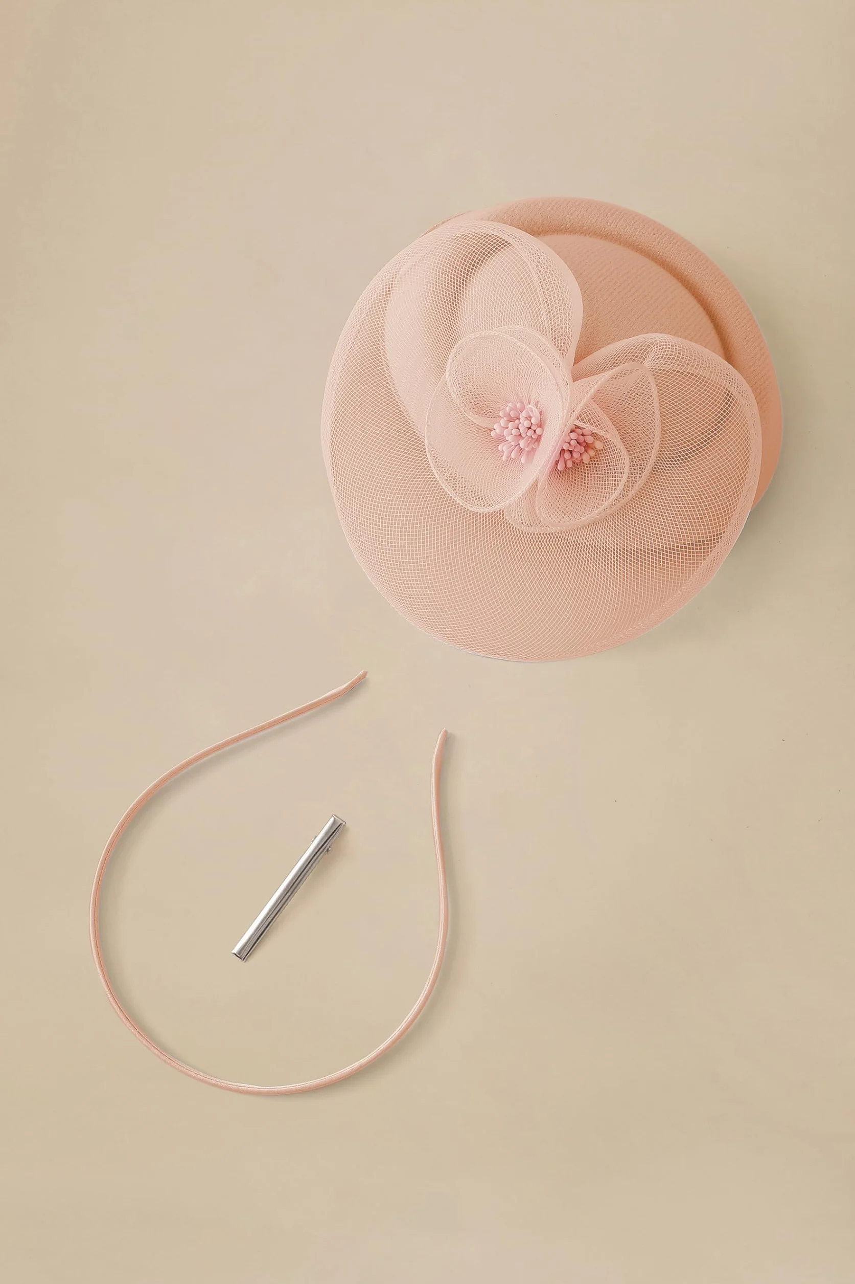 BABEYOND Tocado para mujer, elegante gorro con diadema de flores de malla y clip para el pelo para bodas, día de carrera de damas, fiesta de cóctel
