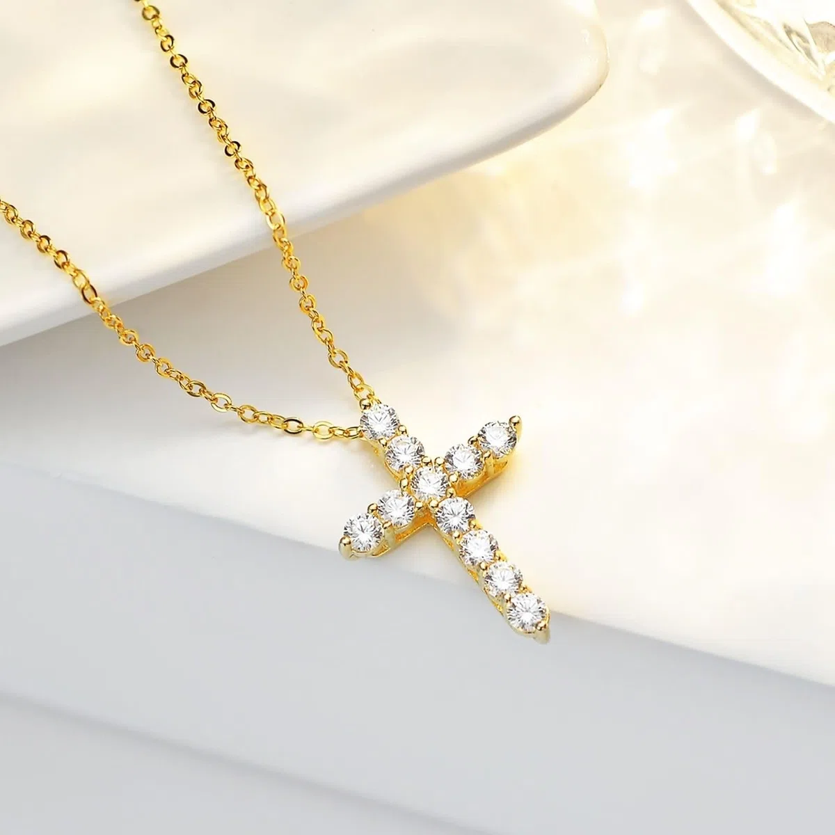 Delicado collar de oro con moissanita para mujer, collar de cruz dorada para cumpleaños