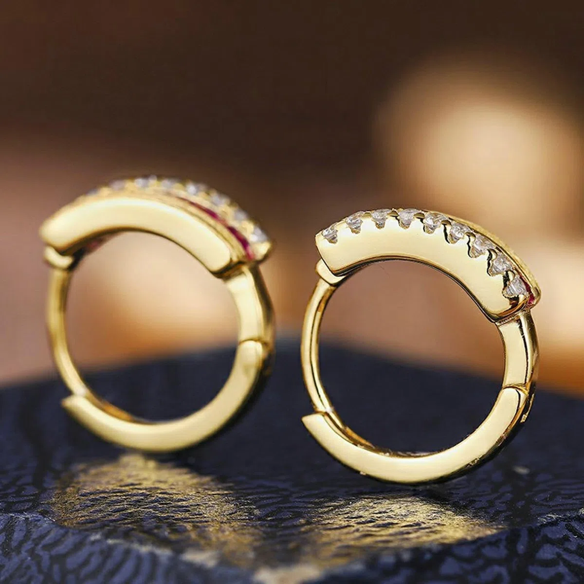 KnSam Pendientes de aro de oro 750 de 18 quilates, 0,6 ct creados en laboratorio de rubí, Navidad, corte princesa, rojo, joyas de oro auténtico para mujer con moissanita, oro amarillo de 18 quilates