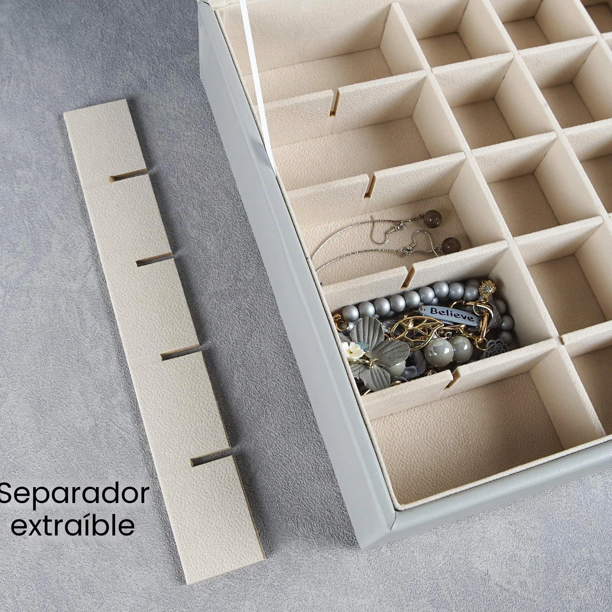 Frebeauty Organizador de pendientes, caja de joyería clásica con 50 ranuras de doble capa con 6 ganchos para collares y bolsillo para pulsera (gris)