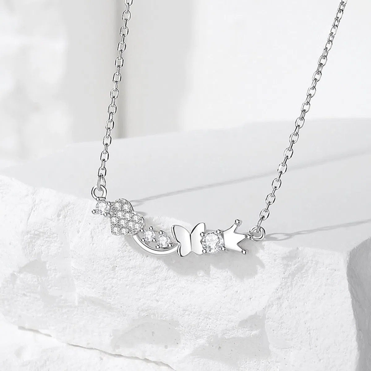 Collar con colgante para mujer, oro blanco de 9 quilates, 14 quilates, 18 quilates, corona de mariposa y corazón con moissanita, collar de plata para mujer de boda