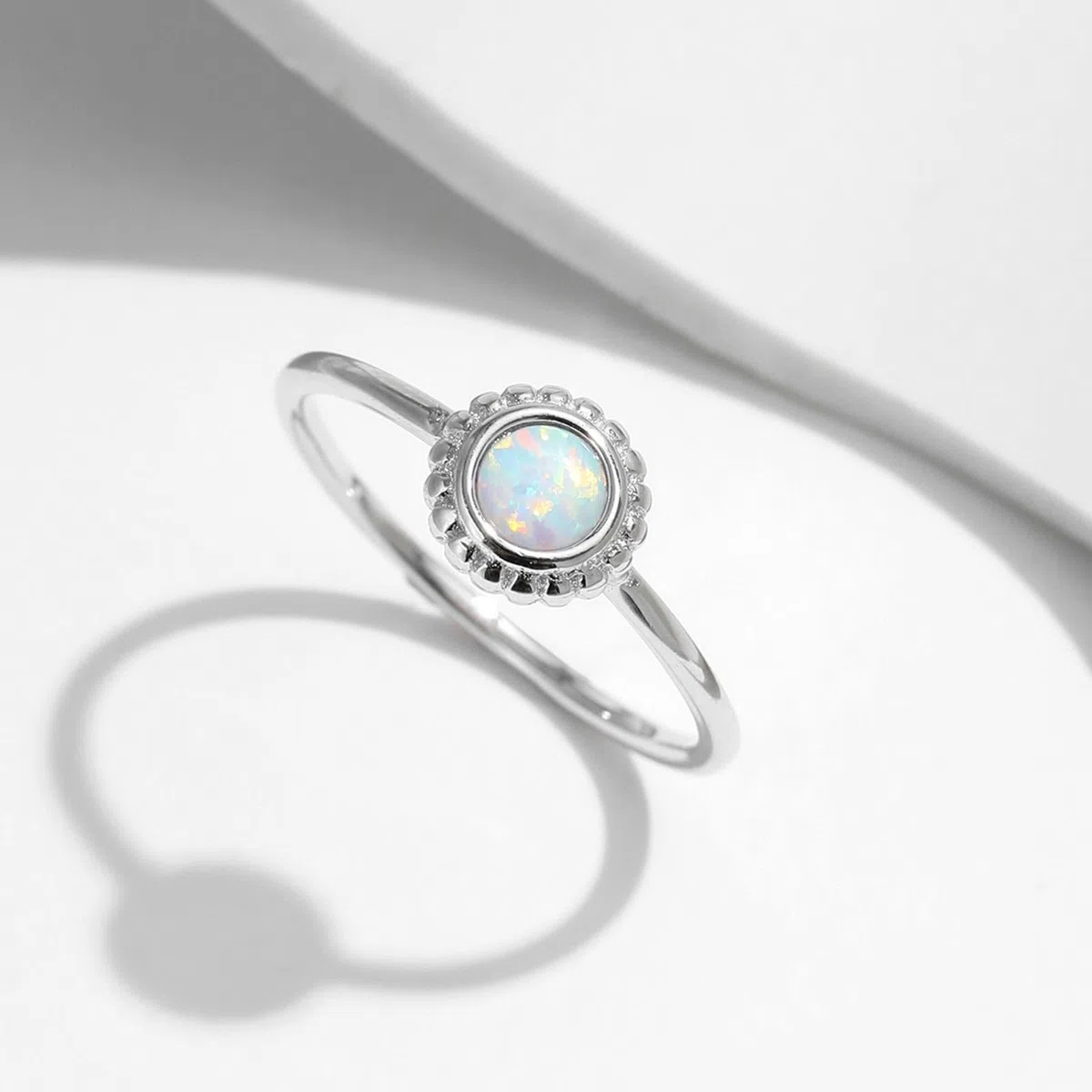 Anillo de oro blanco de 9 K/14 K, 4 x 4 mm, redondo con ópalo de colores